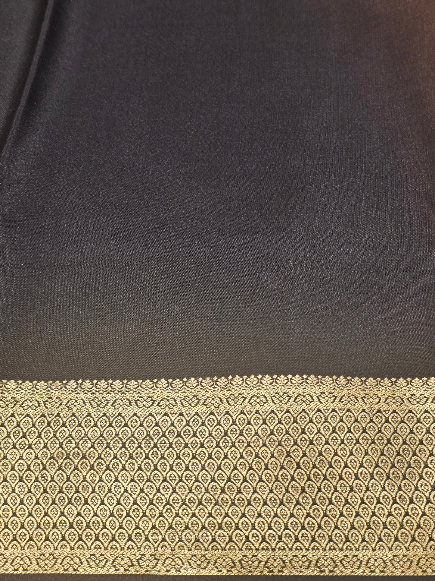 Exclusive Pure Mysore Crepe Silk Saree with Contrast Rain Drops Border & Kaddi Pallu