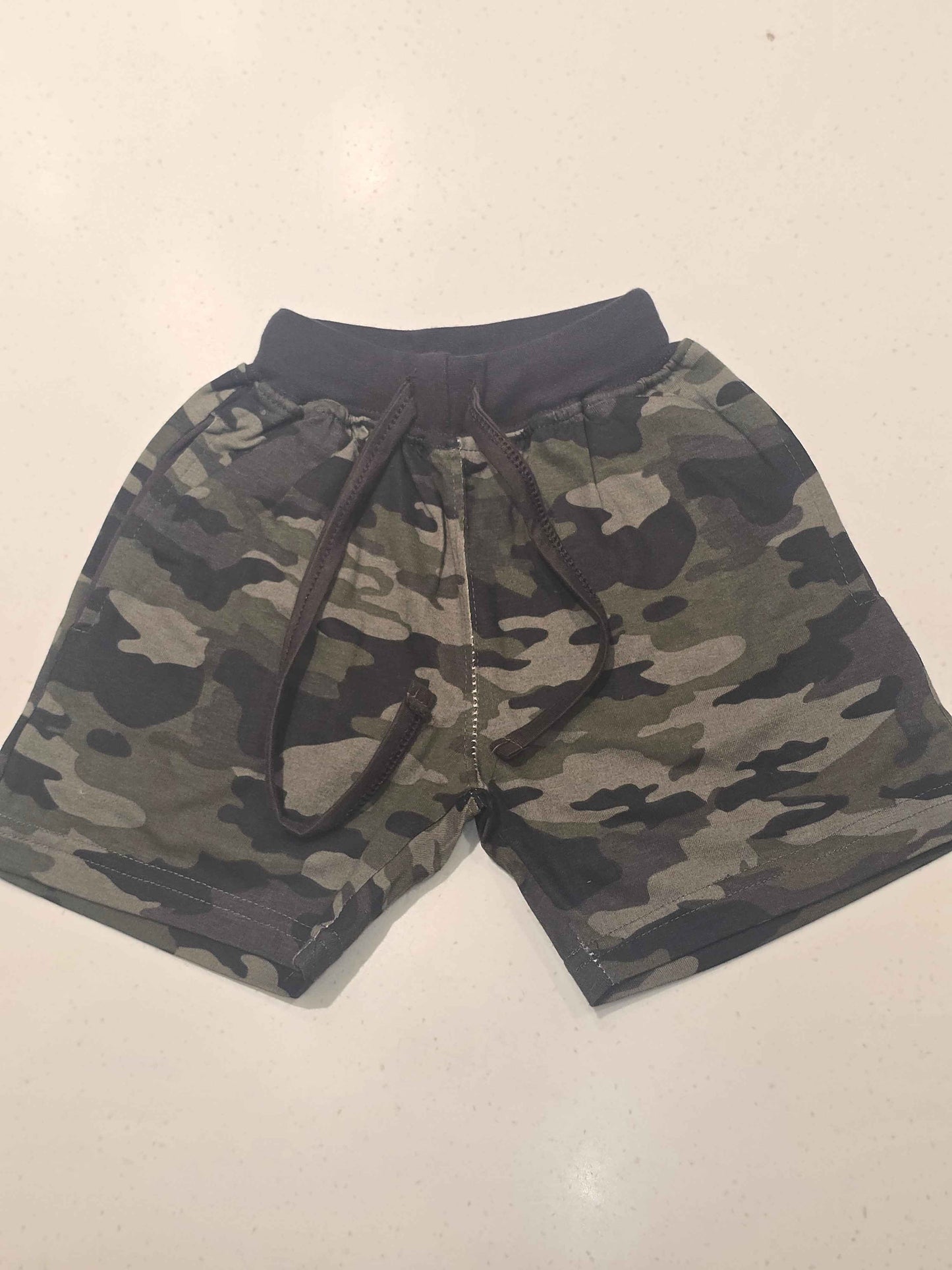 Cotton material military shorts with pockets and tie