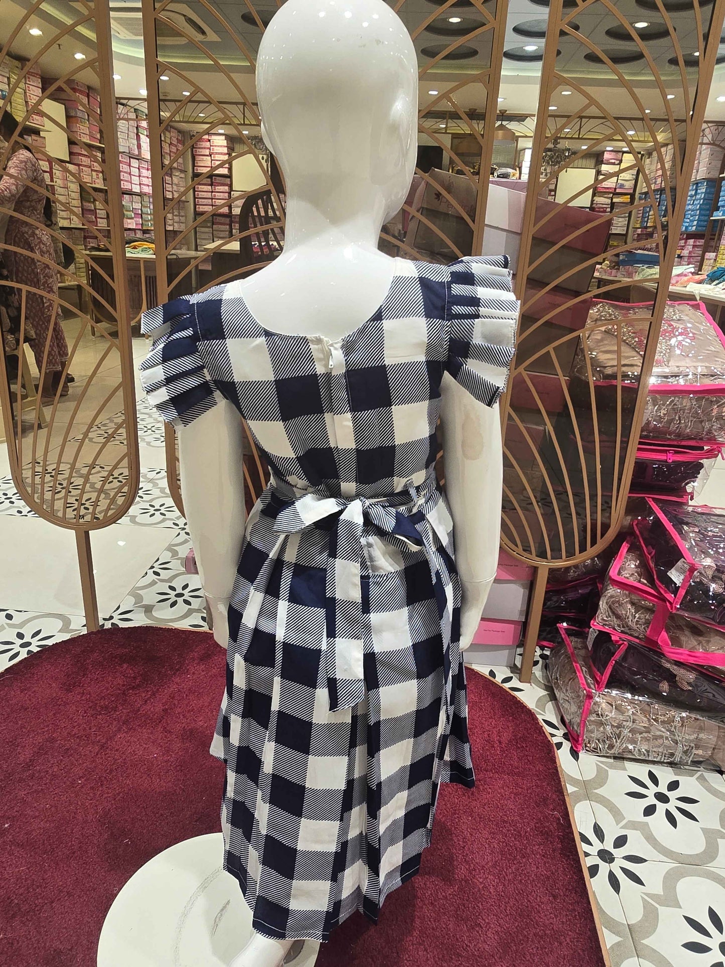 Cotton material white with blue colour checked pattren short-run with small brauch