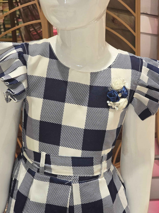 Cotton material white with blue colour checked pattren short-run with small brauch