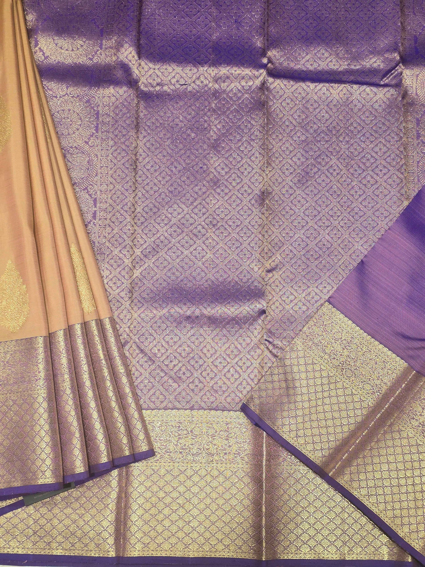 Kanjivaram silk saree wurh designer border and rich pallu , contrast blouse