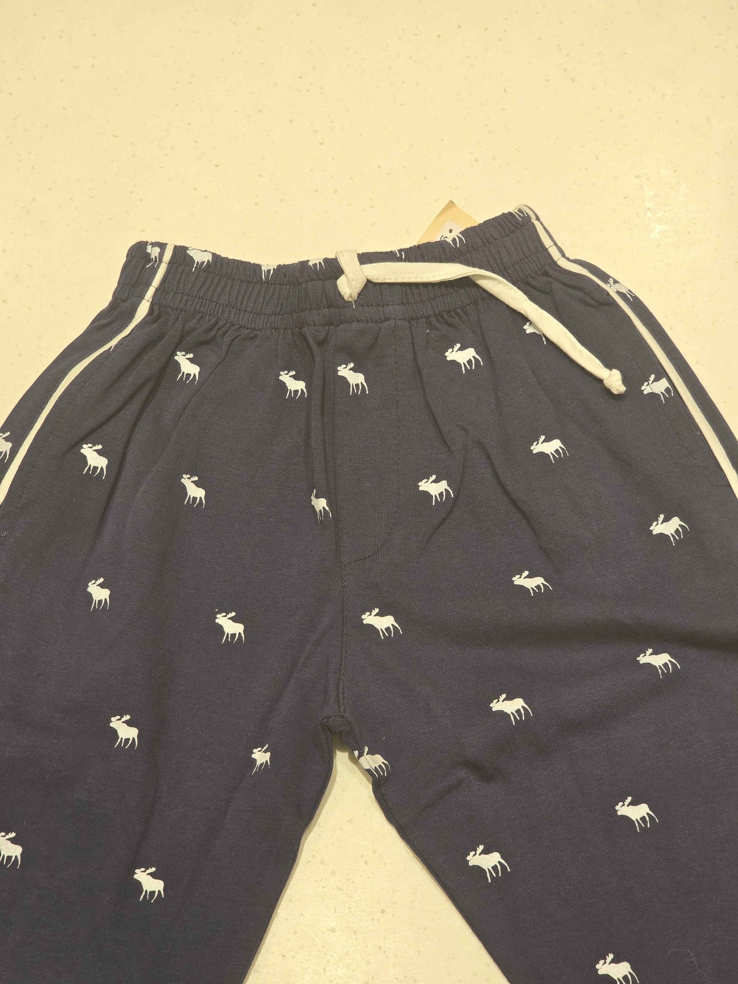 Cotton material marron color ¾ shorts with white design