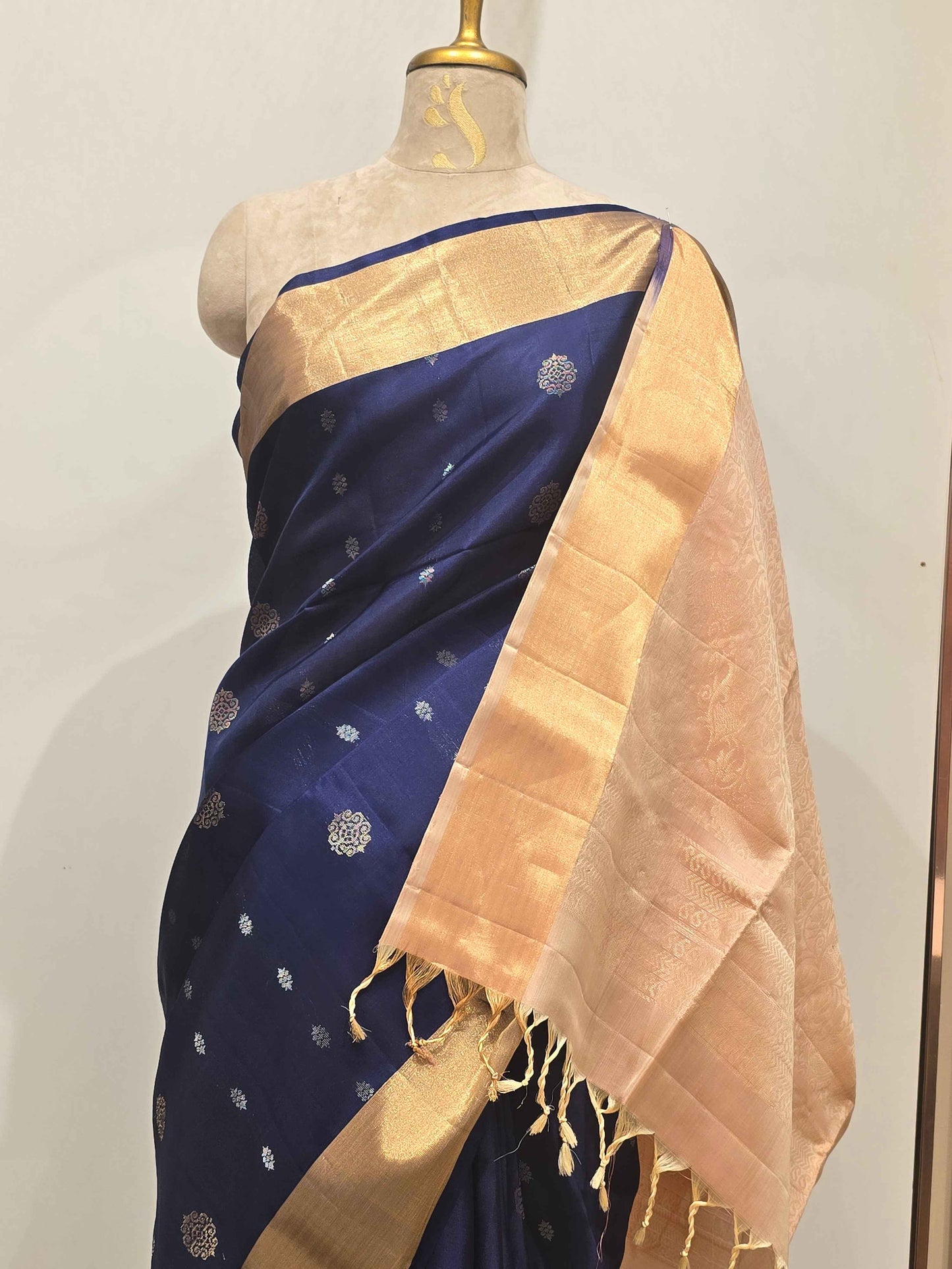 Pure handloom softsilk saree blue with gold colour with rich pallu and gatti border
