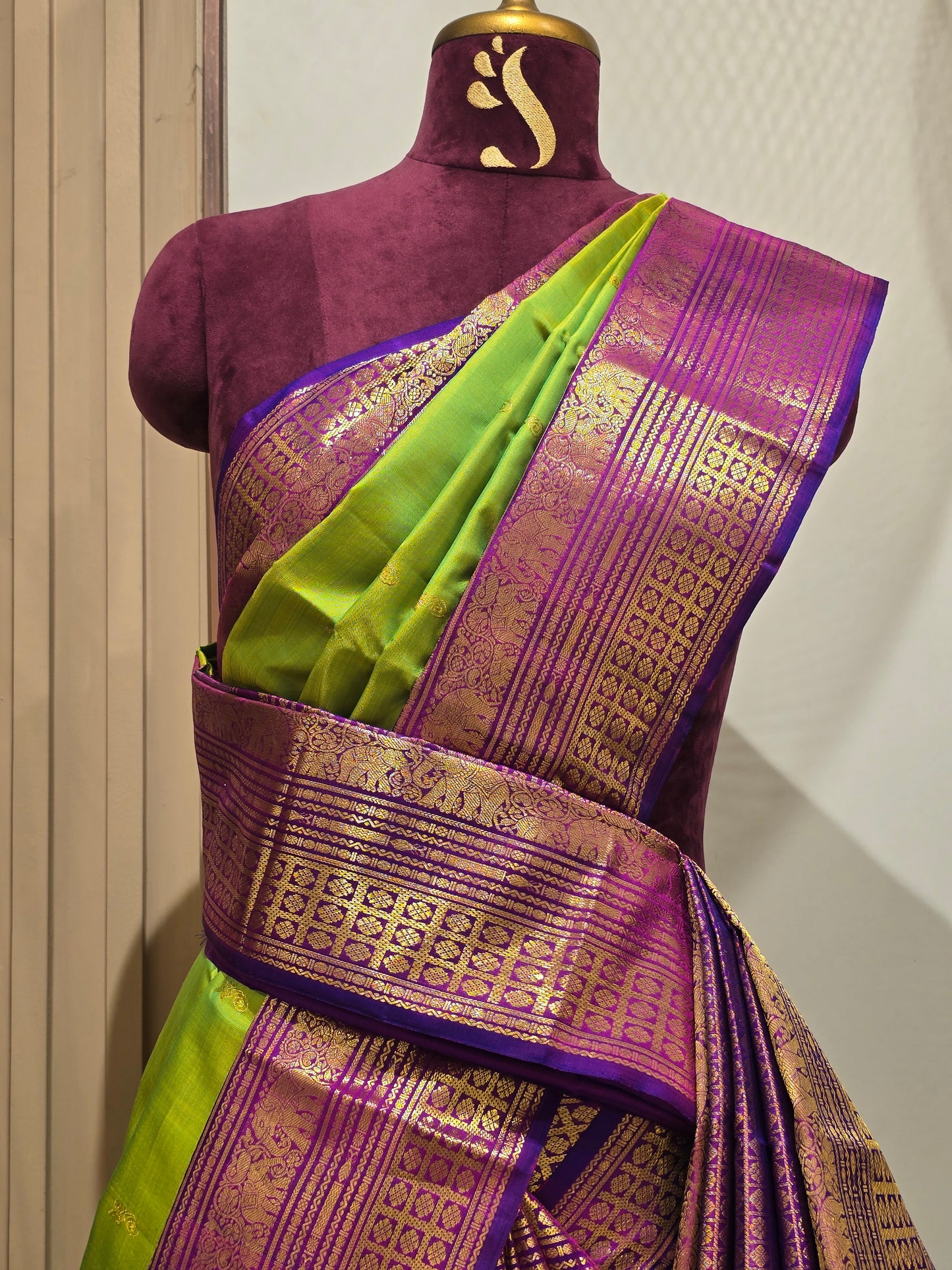 Pure Handloom Kanjivaram Silk Saree with Rich Pallu and Traditional Gatti Border