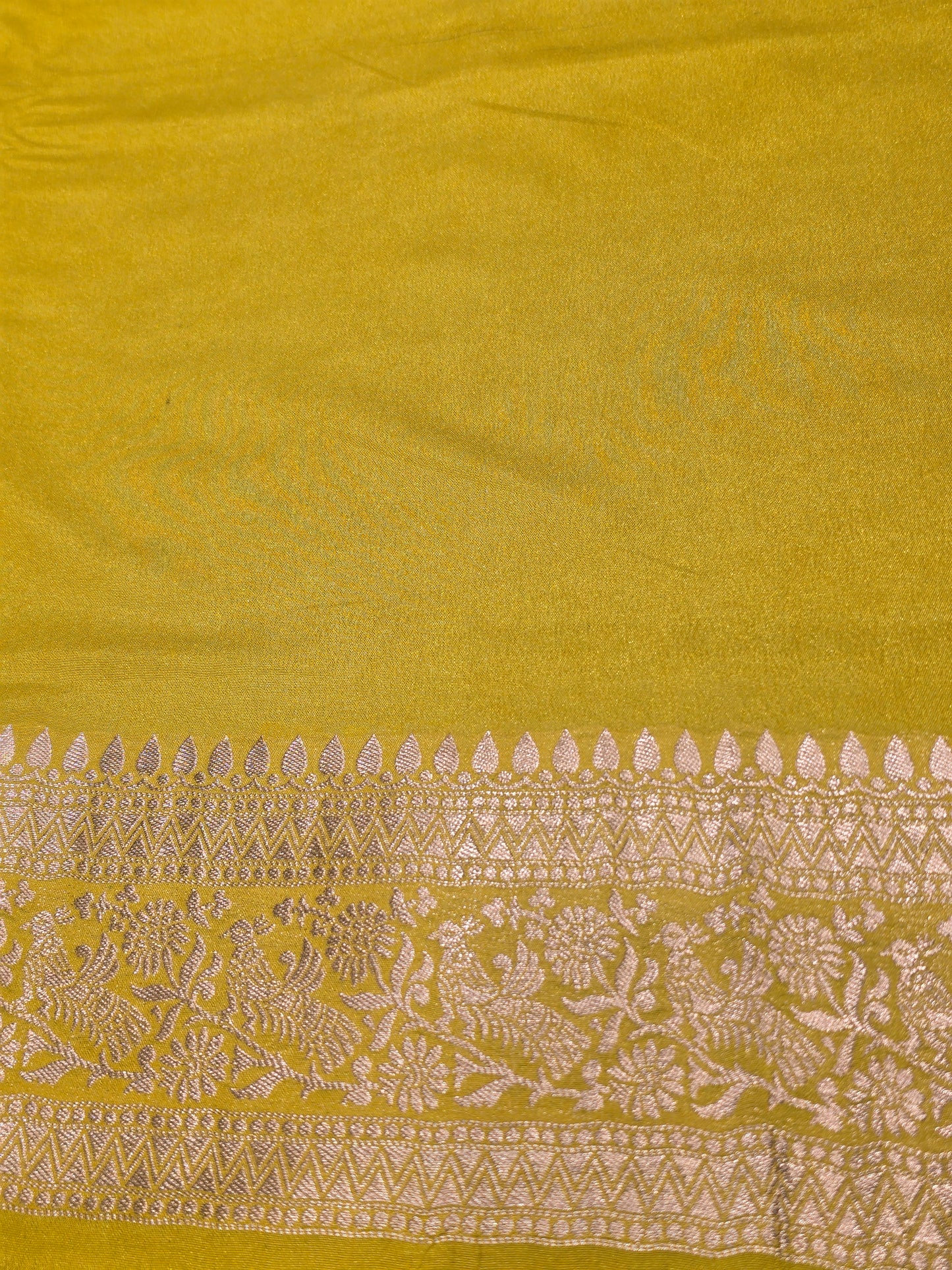 Semi Banarasi Floral Saree with Rich Design & Heavy Pallu – Festive Wear Collection