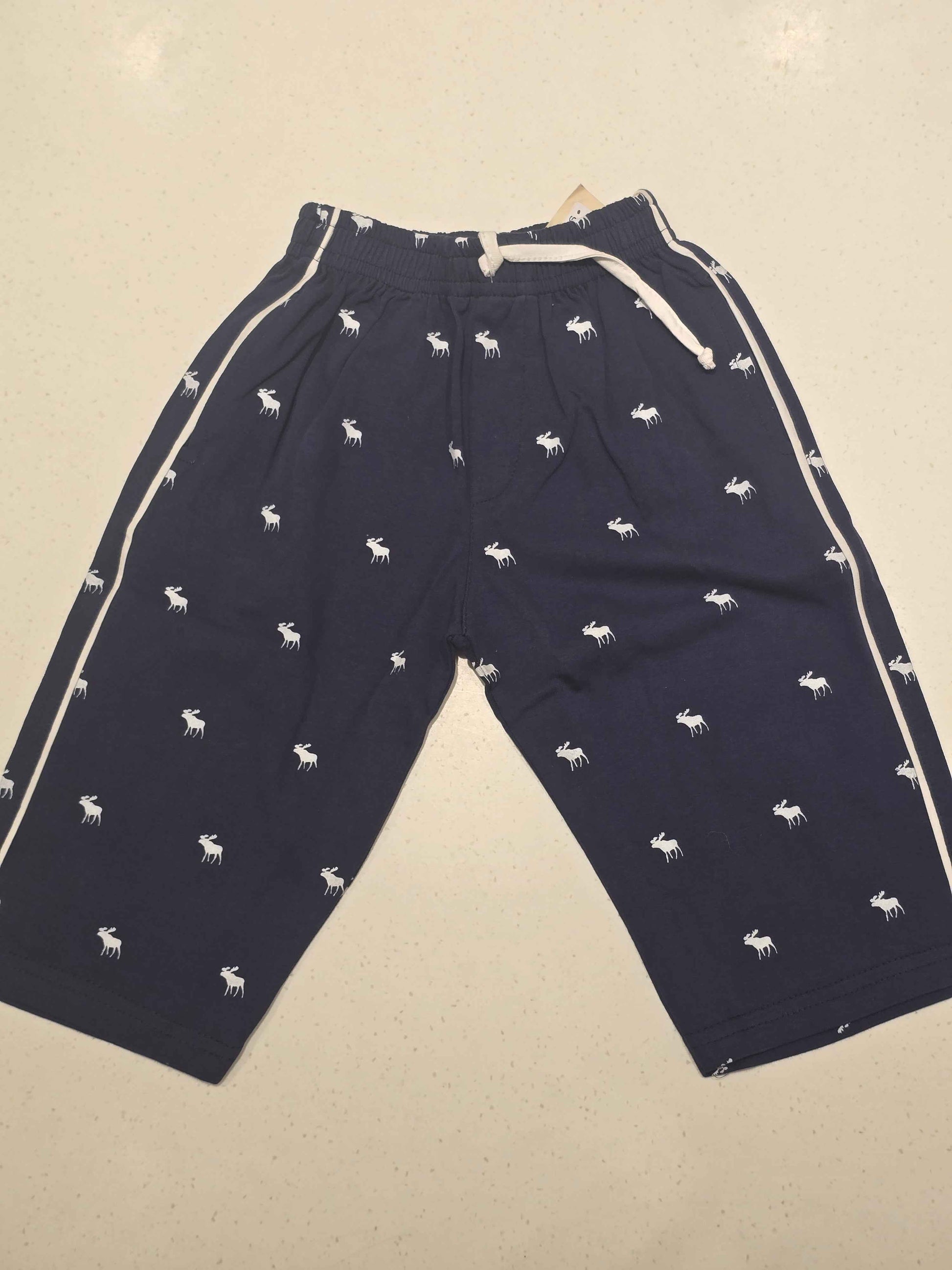 Cotton material marron color ¾ shorts with white design