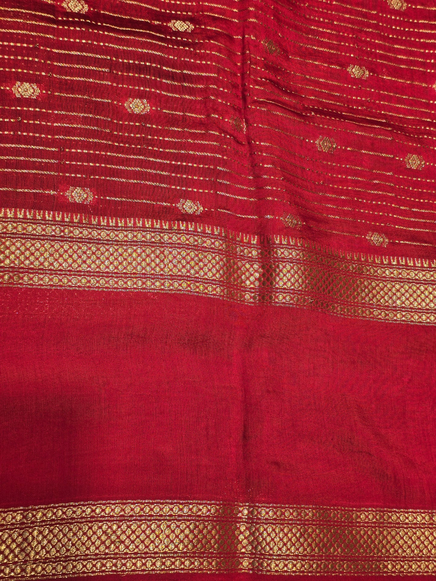 Mushroom silk horizontal lines with small motif across the boyf and bentex border