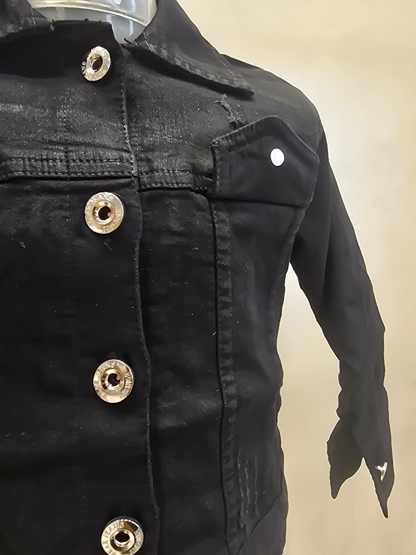 Modern Black Denim Jacket for Girls with Collar Neck & Dual Pocket Design – Casual Wear