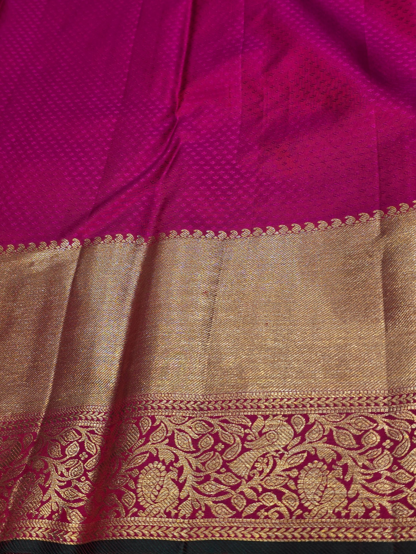 Pure Kanjivaram Brocade Silk Saree with Traditional Leaf Motifs, Rich Zari Pallu & Long Heritage Border – Wedding Wear