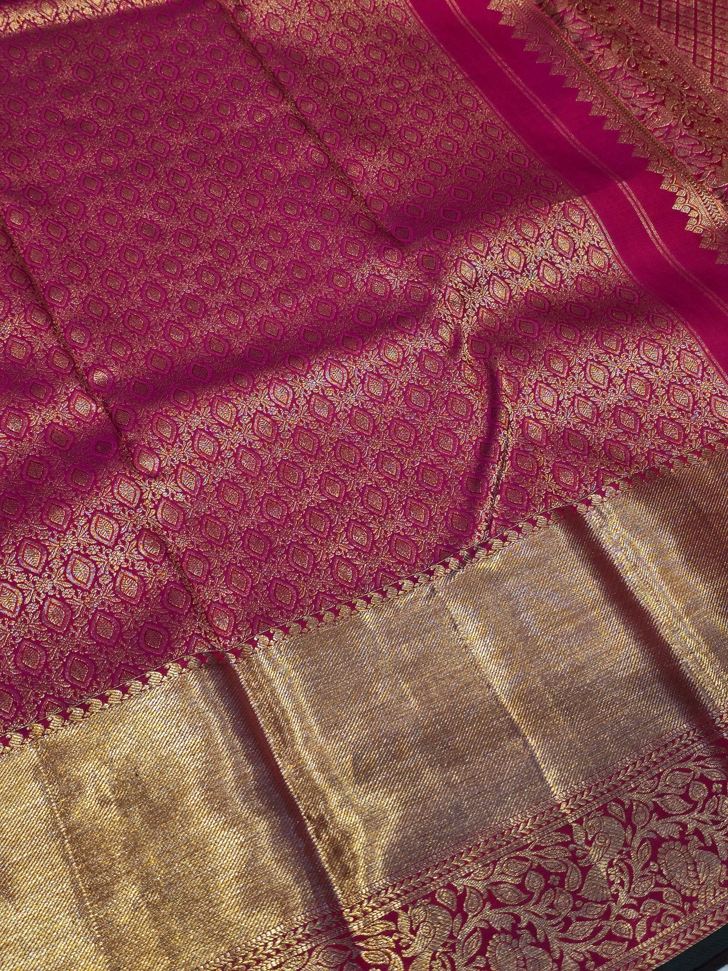 Pure Kanjivaram Brocade Silk Saree with Traditional Leaf Motifs, Rich Zari Pallu & Long Heritage Border – Wedding Wear