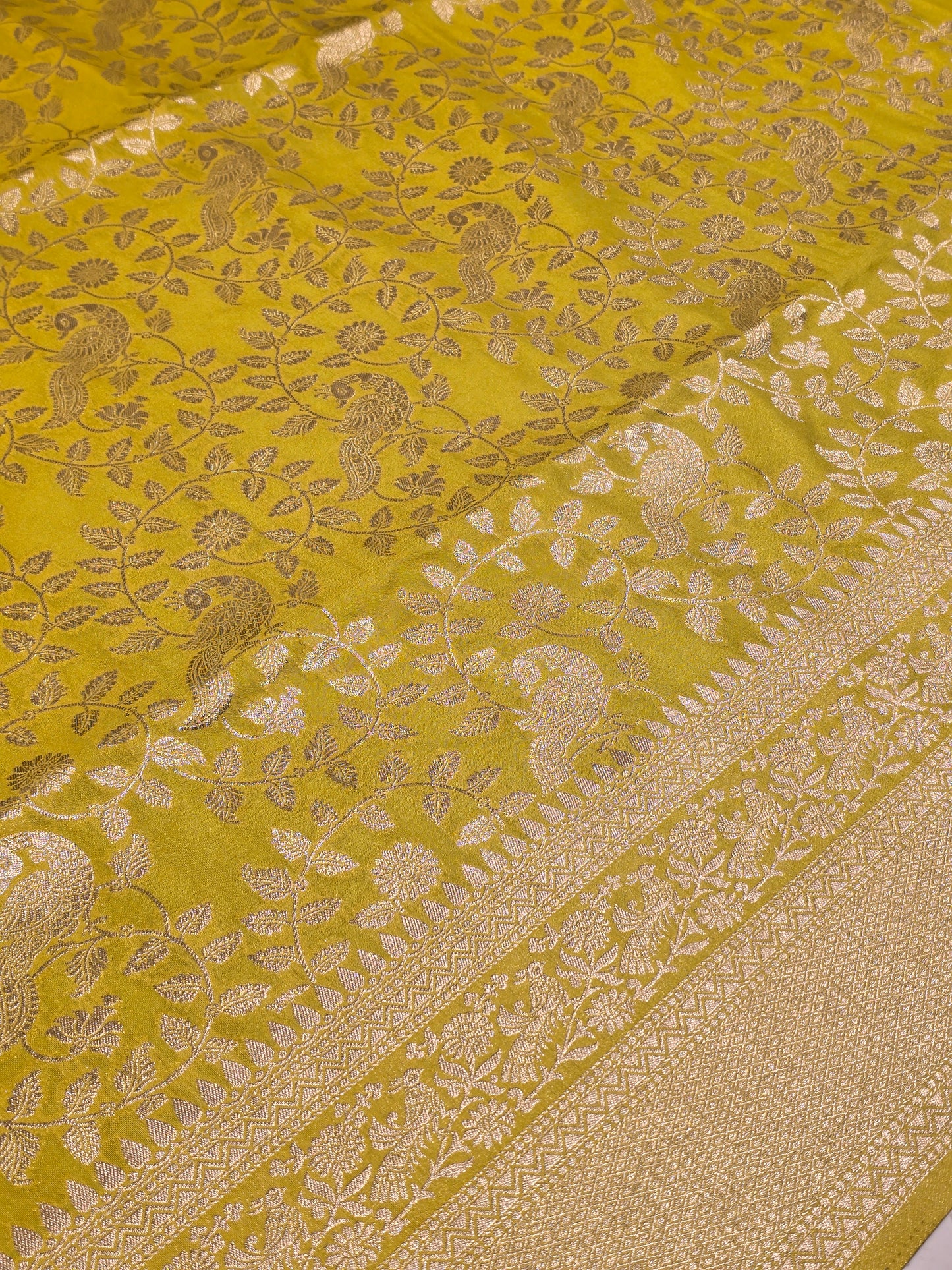 Semi Banarasi Floral Saree with Rich Design & Heavy Pallu – Festive Wear Collection
