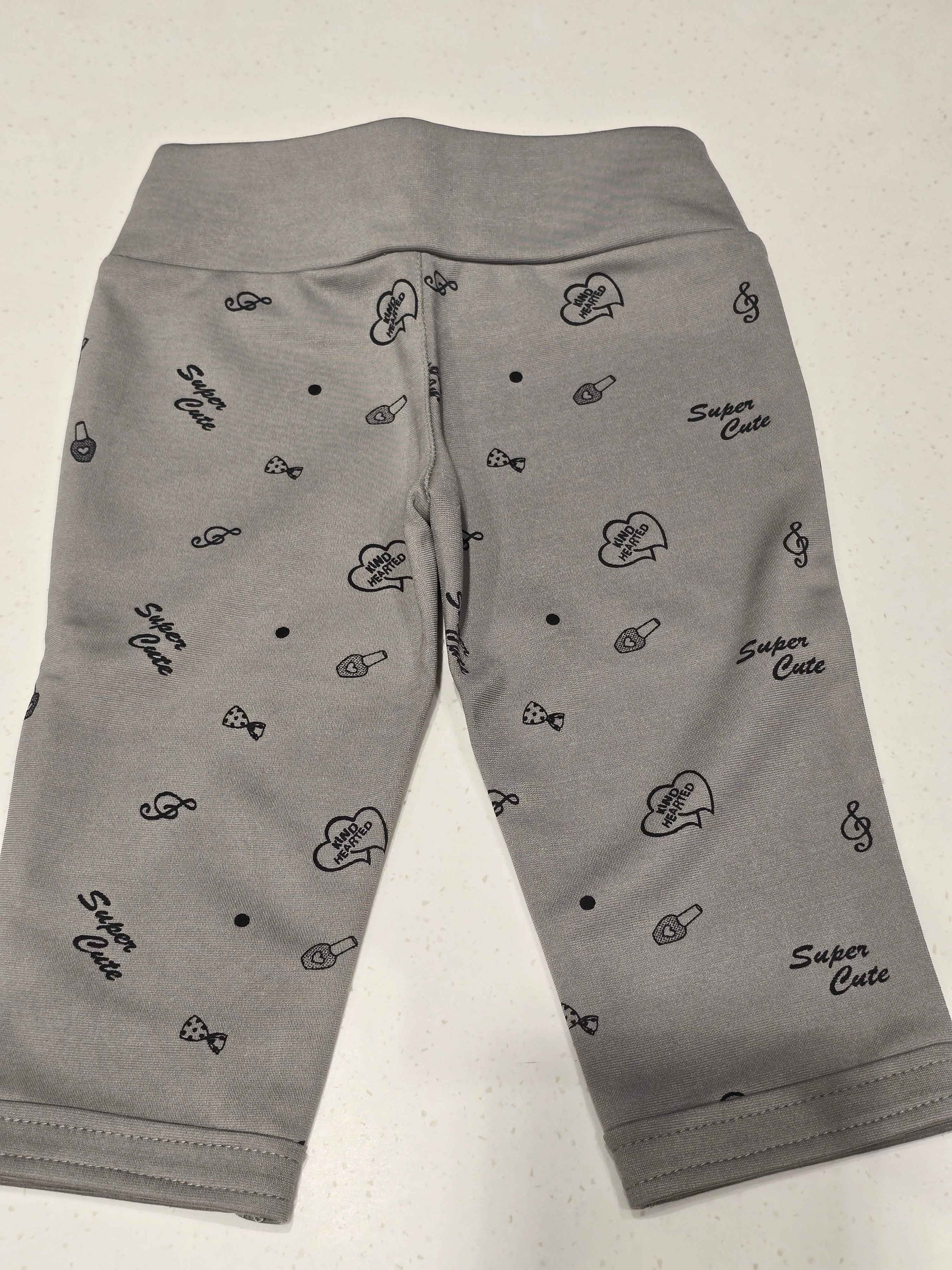 Stretchable material gray colour capri pant for girl