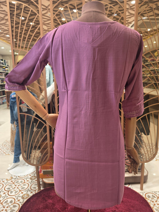 Onion Pink Cotton Mix Women’s Kurta with Micro Sequin & Thread Work, Collared Neck and ¾th Sleeves – Everyday Wear