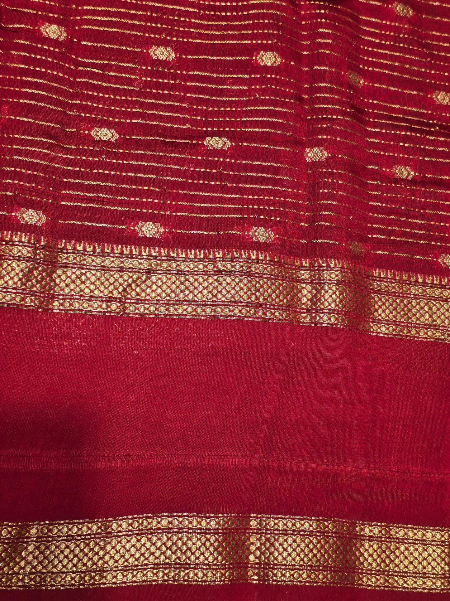 Mushroom silk horizontal lines with small motif across the boyf and bentex border